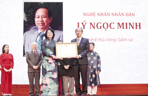 TGĐ Công ty gốm sứ Minh Long nhận danh hiệu Nghệ nhân nhân dân - Ảnh 1. TGĐ Công ty gốm sứ Minh Long nhận danh hiệu Nghệ nhân nhân dân - Ảnh 1.