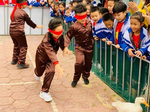Thú vị giờ học giáo dục địa phương: Học trò được ra vườn cà phê, trồng rau, hát quan họ... - Ảnh 3. Thú vị giờ học giáo dục địa phương: Học trò được ra vườn cà phê, trồng rau, hát quan họ... - Ảnh 3.