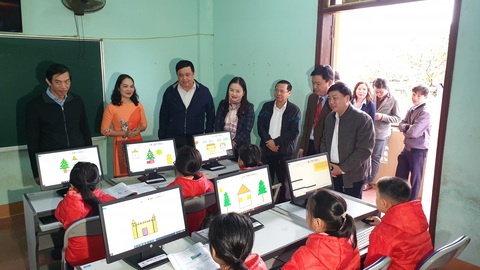 Tặng 100 máy tính cho học sinh vùng lũ Quảng Trị - Ảnh 1. Tặng 100 máy tính cho học sinh vùng lũ Quảng Trị - Ảnh 1.