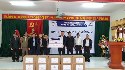 Tặng 100 máy tính cho học sinh vùng lũ Quảng Trị - Ảnh 2. Tặng 100 máy tính cho học sinh vùng lũ Quảng Trị - Ảnh 2.