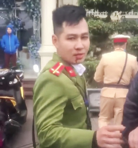 Khống chế thanh niên tung chưởng chảy máu mũi trung úy công an - Ảnh 1. Khống chế thanh niên tung chưởng chảy máu mũi trung úy công an - Ảnh 1.