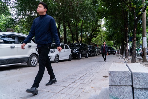 Chịu nổi không: Vỉa hè lát đá bền 70 năm chưa khô vữa, ôtô đã đỗ tràn ngập - Ảnh 1. Chịu nổi không: Vỉa hè lát đá bền 70 năm chưa khô vữa, ôtô đã đỗ tràn ngập - Ảnh 1.