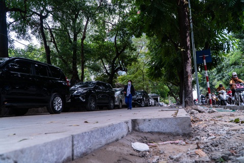Chịu nổi không: Vỉa hè lát đá bền 70 năm chưa khô vữa, ôtô đã đỗ tràn ngập - Ảnh 4. Chịu nổi không: Vỉa hè lát đá bền 70 năm chưa khô vữa, ôtô đã đỗ tràn ngập - Ảnh 4.