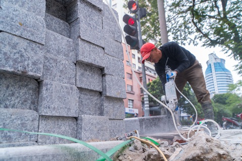 Chịu nổi không: Vỉa hè lát đá bền 70 năm chưa khô vữa, ôtô đã đỗ tràn ngập - Ảnh 5. Chịu nổi không: Vỉa hè lát đá bền 70 năm chưa khô vữa, ôtô đã đỗ tràn ngập - Ảnh 5.
