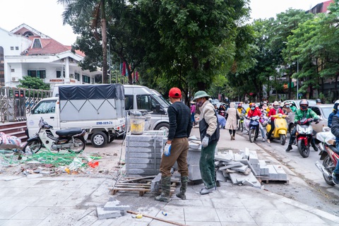 Chịu nổi không: Vỉa hè lát đá bền 70 năm chưa khô vữa, ôtô đã đỗ tràn ngập - Ảnh 7. Chịu nổi không: Vỉa hè lát đá bền 70 năm chưa khô vữa, ôtô đã đỗ tràn ngập - Ảnh 7.