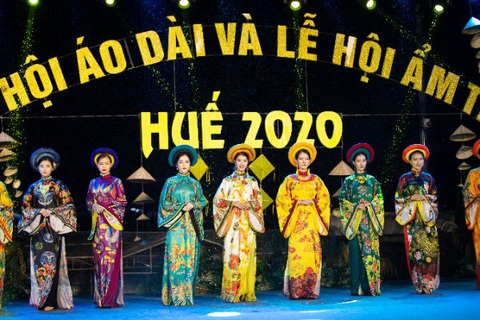Người dân Huế dầm mưa lạnh xem biểu diễn áo dài - Ảnh 1. Người dân Huế dầm mưa lạnh xem biểu diễn áo dài - Ảnh 1.