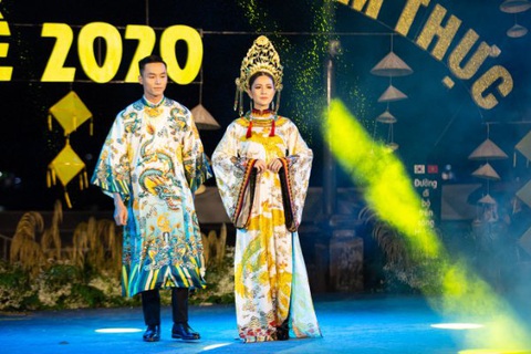 Người dân Huế dầm mưa lạnh xem biểu diễn áo dài - Ảnh 2. Người dân Huế dầm mưa lạnh xem biểu diễn áo dài - Ảnh 2.