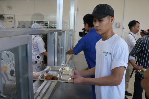 Ảnh hưởng dịch, lương chỉ còn 6 - 8 triệu, 64% công nhân vẫn gửi tiền về nhà - Ảnh 1. Ảnh hưởng dịch, lương chỉ còn 6 - 8 triệu, 64% công nhân vẫn gửi tiền về nhà - Ảnh 1.