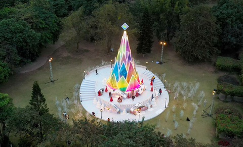 Giáng sinh ‘tuyết trắng’ cùng búp măng Noel khổng lồ ở Ecopark - Ảnh 1. Giáng sinh ‘tuyết trắng’ cùng búp măng Noel khổng lồ ở Ecopark - Ảnh 1.