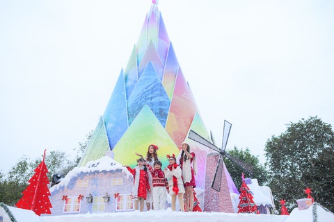 Giáng sinh ‘tuyết trắng’ cùng búp măng Noel khổng lồ ở Ecopark - Ảnh 4. Giáng sinh ‘tuyết trắng’ cùng búp măng Noel khổng lồ ở Ecopark - Ảnh 4.