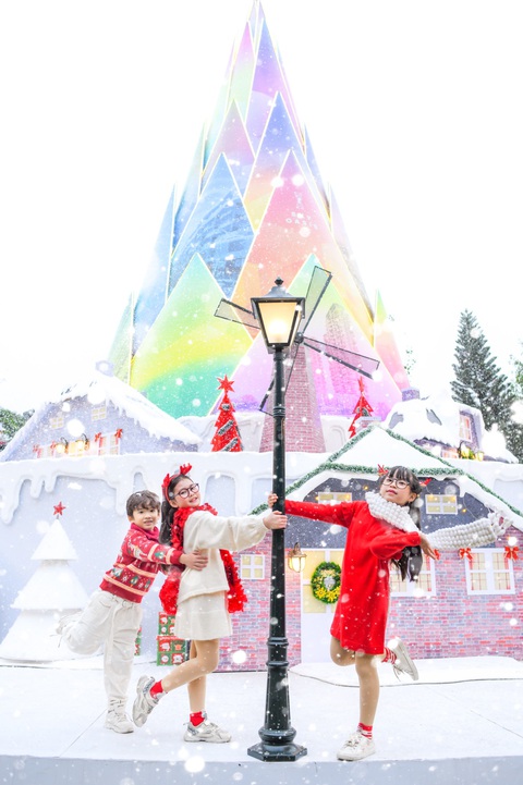 Giáng sinh ‘tuyết trắng’ cùng búp măng Noel khổng lồ ở Ecopark - Ảnh 5. Giáng sinh ‘tuyết trắng’ cùng búp măng Noel khổng lồ ở Ecopark - Ảnh 5.