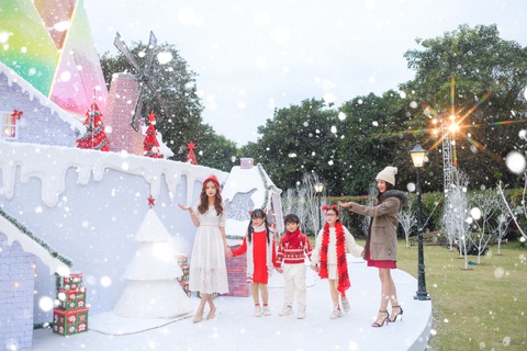 Giáng sinh ‘tuyết trắng’ cùng búp măng Noel khổng lồ ở Ecopark - Ảnh 8. Giáng sinh ‘tuyết trắng’ cùng búp măng Noel khổng lồ ở Ecopark - Ảnh 8.