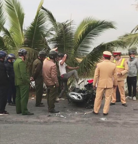 Thanh niên xăm trổ tông gãy chân tài xế Grab còn thách thức công an - Ảnh 1. Thanh niên xăm trổ tông gãy chân tài xế Grab còn thách thức công an - Ảnh 1.