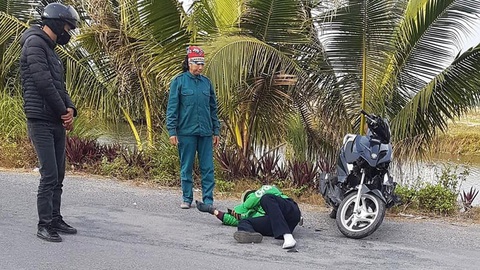Thanh niên xăm trổ tông gãy chân tài xế Grab còn thách thức công an - Ảnh 2. Thanh niên xăm trổ tông gãy chân tài xế Grab còn thách thức công an - Ảnh 2.
