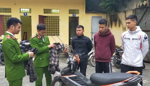 Xác định 3 nghi phạm liên tục nửa đêm ném chất bẩn vào nhà phóng viên - Ảnh 1. Xác định 3 nghi phạm liên tục nửa đêm ném chất bẩn vào nhà phóng viên - Ảnh 1.