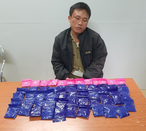 Bắt nghi phạm mang theo 60 túi chứa 12.000 viên hồng phiến - Ảnh 1. Bắt nghi phạm mang theo 60 túi chứa 12.000 viên hồng phiến - Ảnh 1.
