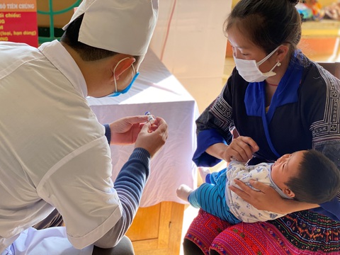 Những điều bà mẹ cần thực hiện khi đưa con đi tiêm chủng - Ảnh 1. Những điều bà mẹ cần thực hiện khi đưa con đi tiêm chủng - Ảnh 1.