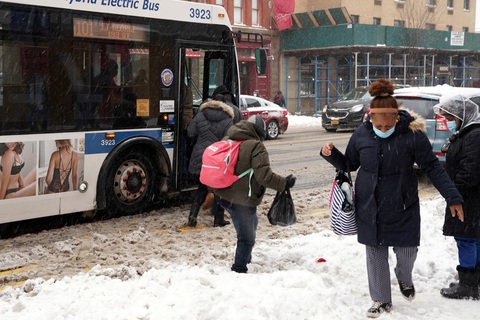 Bão tuyết cực lớn, nhiều nơi của New York chìm trong cả mét tuyết - Ảnh 2. Bão tuyết cực lớn, nhiều nơi của New York chìm trong cả mét tuyết - Ảnh 2.