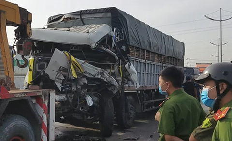 Tông thẳng vô rơmoóc trong đêm ở Bình Chánh, xe tải nát đầu, tài xế tử vong - Ảnh 1. Tông thẳng vô rơmoóc trong đêm ở Bình Chánh, xe tải nát đầu, tài xế tử vong - Ảnh 1.