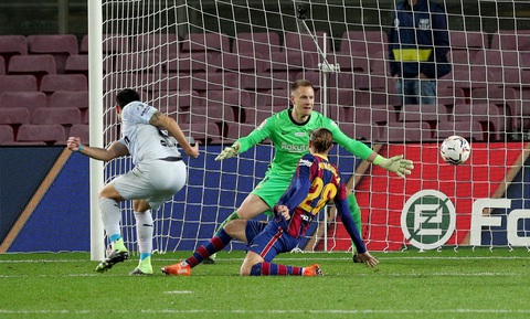 Messi sút hỏng phạt đền và đánh đầu ghi bàn san bằng kỷ lục 643 bàn của Pele - Ảnh 6. Messi sút hỏng phạt đền và đánh đầu ghi bàn san bằng kỷ lục 643 bàn của Pele - Ảnh 6.