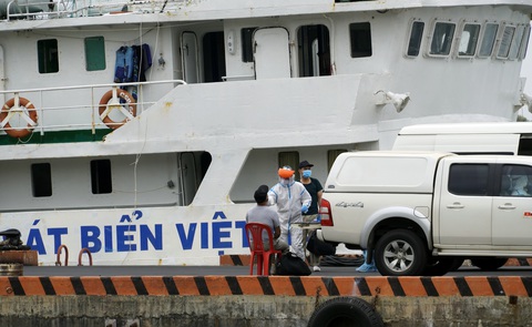 Đưa 11 thuyền viên tàu Xin Hong về bờ, còn 1 người Việt Nam mất tích - Ảnh 3. Đưa 11 thuyền viên tàu Xin Hong về bờ, còn 1 người Việt Nam mất tích - Ảnh 3.