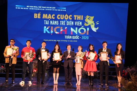 Việt Hoa ‘Đào đanh đá’ nhận huy chương vàng Tài năng trẻ diễn viên kịch nói toàn quốc - Ảnh 1. Việt Hoa ‘Đào đanh đá’ nhận huy chương vàng Tài năng trẻ diễn viên kịch nói toàn quốc - Ảnh 1.