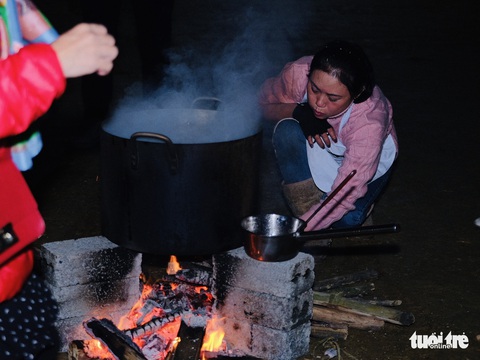 Đỏ lửa xuyên đêm, nấu hơn 2.000 bát phở tặng trẻ vùng núi Nghệ An - Ảnh 1. Đỏ lửa xuyên đêm, nấu hơn 2.000 bát phở tặng trẻ vùng núi Nghệ An - Ảnh 1.