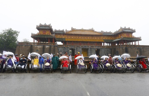 Diễu hành áo dài giữa mưa lạnh xứ Huế - Ảnh 1. Diễu hành áo dài giữa mưa lạnh xứ Huế - Ảnh 1.