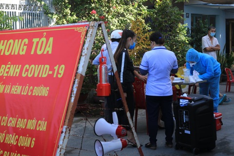 Bé trai 1 tuổi mắc COVID-19 từng được người thân đưa đi hội chợ, sân bay - Ảnh 1. Bé trai 1 tuổi mắc COVID-19 từng được người thân đưa đi hội chợ, sân bay - Ảnh 1.