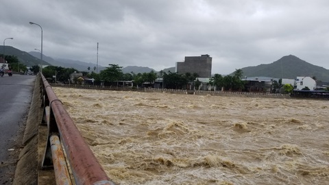 Bé 1 tuổi trượt chân, chết đuối trước sân nhà do mưa lũ - Ảnh 1. Bé 1 tuổi trượt chân, chết đuối trước sân nhà do mưa lũ - Ảnh 1.