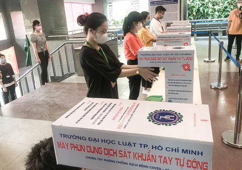 Nhiều trường ĐH cho sinh viên nghỉ vì nam tiếp viên và giáo viên tiếng Anh nhiễm COVID-19 - Ảnh 2. Nhiều trường ĐH cho sinh viên nghỉ vì nam tiếp viên và giáo viên tiếng Anh nhiễm COVID-19 - Ảnh 2.