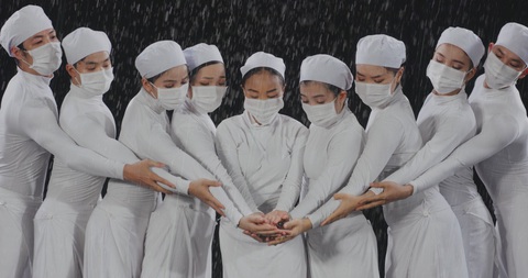 Mẹ con Đoan Trang hát tặng y bác sĩ trực đêm vì COVID-19 - Ảnh 4. Mẹ con Đoan Trang hát tặng y bác sĩ trực đêm vì COVID-19 - Ảnh 4.
