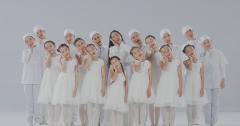 Mẹ con Đoan Trang hát tặng y bác sĩ trực đêm vì COVID-19 - Ảnh 5. Mẹ con Đoan Trang hát tặng y bác sĩ trực đêm vì COVID-19 - Ảnh 5.