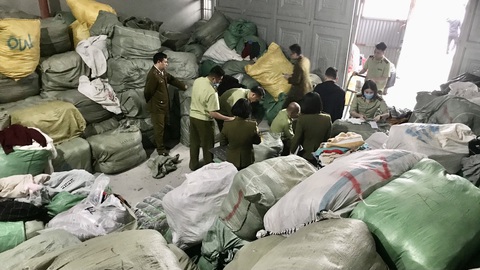 Bắt lô quần áo sida nghi nhập lậu khủng nhất miền Bắc - Ảnh 3. Bắt lô quần áo sida nghi nhập lậu khủng nhất miền Bắc - Ảnh 3.