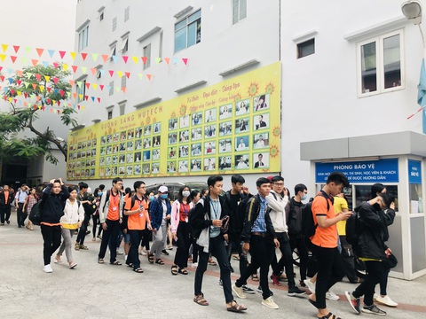 Nhiều trường ĐH cho sinh viên nghỉ vì nam tiếp viên và giáo viên tiếng Anh nhiễm COVID-19 - Ảnh 1. Nhiều trường ĐH cho sinh viên nghỉ vì nam tiếp viên và giáo viên tiếng Anh nhiễm COVID-19 - Ảnh 1.