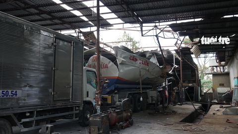 Nổ xe bồn chứa xăng dầu đang đậu trong garage, 3 người nhập viện - Ảnh 1. Nổ xe bồn chứa xăng dầu đang đậu trong garage, 3 người nhập viện - Ảnh 1.