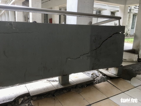 Bệnh viện xuống cấp sụt lún nghiêm trọng, treo bảng cảnh báo bệnh nhân Nguy hiểm, cẩn thận té ngã - Ảnh 5. Bệnh viện xuống cấp sụt lún nghiêm trọng, treo bảng cảnh báo bệnh nhân Nguy hiểm, cẩn thận té ngã - Ảnh 5.