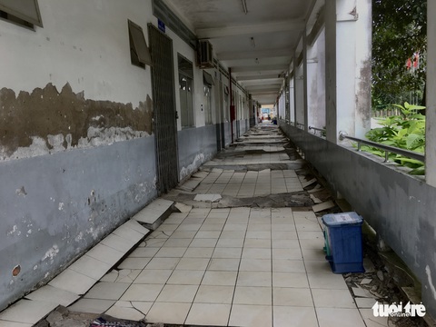 Bệnh viện xuống cấp sụt lún nghiêm trọng, treo bảng cảnh báo bệnh nhân Nguy hiểm, cẩn thận té ngã - Ảnh 2. Bệnh viện xuống cấp sụt lún nghiêm trọng, treo bảng cảnh báo bệnh nhân Nguy hiểm, cẩn thận té ngã - Ảnh 2.