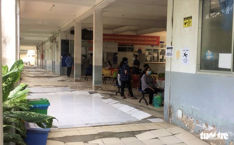 Bệnh viện xuống cấp sụt lún nghiêm trọng, treo bảng cảnh báo bệnh nhân Nguy hiểm, cẩn thận té ngã - Ảnh 6. Bệnh viện xuống cấp sụt lún nghiêm trọng, treo bảng cảnh báo bệnh nhân Nguy hiểm, cẩn thận té ngã - Ảnh 6.