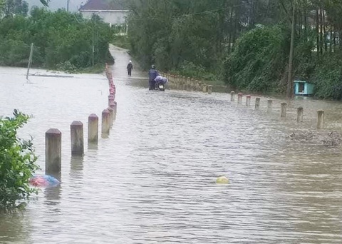 Quảng Nam: Mưa lớn, thủy điện xả nước, nhiều nơi chìm trong nước lũ - Ảnh 4. Quảng Nam: Mưa lớn, thủy điện xả nước, nhiều nơi chìm trong nước lũ - Ảnh 4.