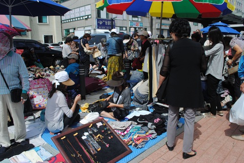 Người dân Hàn Quốc mua đồ cũ nhiều hơn - Ảnh 1. Người dân Hàn Quốc mua đồ cũ nhiều hơn - Ảnh 1.