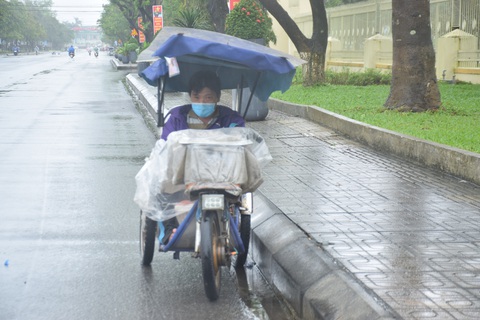 Những người già bán vé số đội mưa, co ro trong giá rét để mưu sinh - Ảnh 3. Những người già bán vé số đội mưa, co ro trong giá rét để mưu sinh - Ảnh 3.