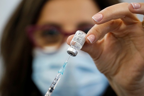 CDC Mỹ công bố khuyến cáo tiêm vắcxin COVID-19 cho người có tiền sử dị ứng - Ảnh 1. CDC Mỹ công bố khuyến cáo tiêm vắcxin COVID-19 cho người có tiền sử dị ứng - Ảnh 1.