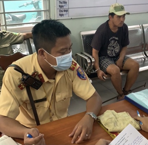 CSGT truy đuổi bắt kẻ cướp điện thoại người đặt xe ôm trước cổng bệnh viện - Ảnh 1. CSGT truy đuổi bắt kẻ cướp điện thoại người đặt xe ôm trước cổng bệnh viện - Ảnh 1.