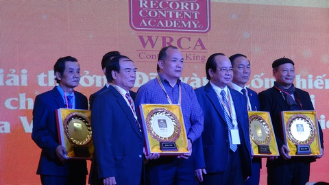 Nguyễn Văn Chung xác lập kỷ lục Việt Nam, Thế Hiển được tặng biểu tượng Hoa tre - Ảnh 3. Nguyễn Văn Chung xác lập kỷ lục Việt Nam, Thế Hiển được tặng biểu tượng Hoa tre - Ảnh 3.