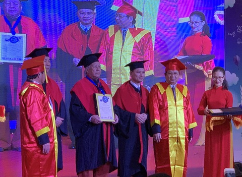 Nguyễn Văn Chung xác lập kỷ lục Việt Nam, Thế Hiển được tặng biểu tượng Hoa tre - Ảnh 1. Nguyễn Văn Chung xác lập kỷ lục Việt Nam, Thế Hiển được tặng biểu tượng Hoa tre - Ảnh 1.