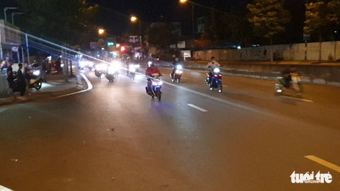 Diễn tập vây bắt quái xế đua xe trái phép trên đường Phạm Văn Đồng - Ảnh 2. Diễn tập vây bắt quái xế đua xe trái phép trên đường Phạm Văn Đồng - Ảnh 2.