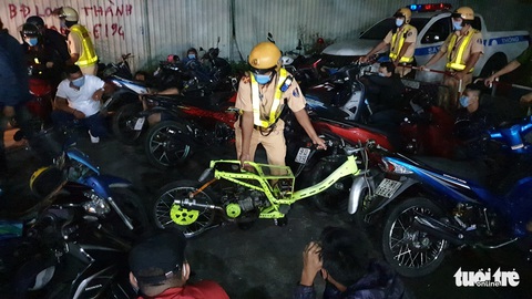 Diễn tập vây bắt quái xế đua xe trái phép trên đường Phạm Văn Đồng - Ảnh 3. Diễn tập vây bắt quái xế đua xe trái phép trên đường Phạm Văn Đồng - Ảnh 3.