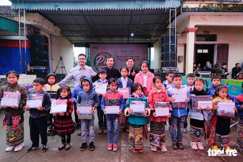 Hàng ngàn em nhỏ vùng biên thưởng thức phở nóng hổi trong giá rét - Ảnh 2. Hàng ngàn em nhỏ vùng biên thưởng thức phở nóng hổi trong giá rét - Ảnh 2.