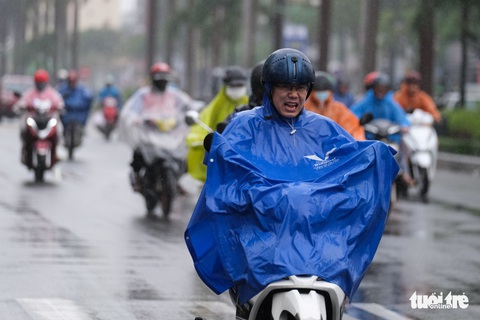Mưa rét kéo dài, người miền Trung trùm kín khi ra đường - Ảnh 1. Mưa rét kéo dài, người miền Trung trùm kín khi ra đường - Ảnh 1.